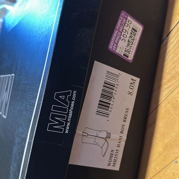 Size 8 boots MIA - Picture 5 of 5